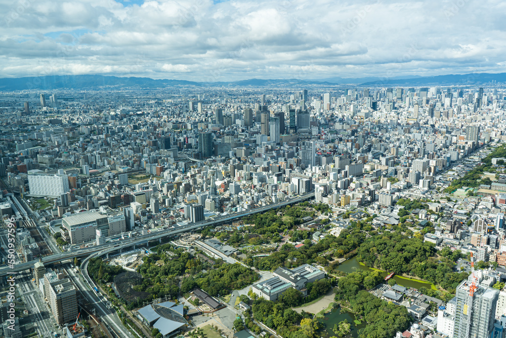Obraz premium 2023年の日中の大阪の展望台からの風景