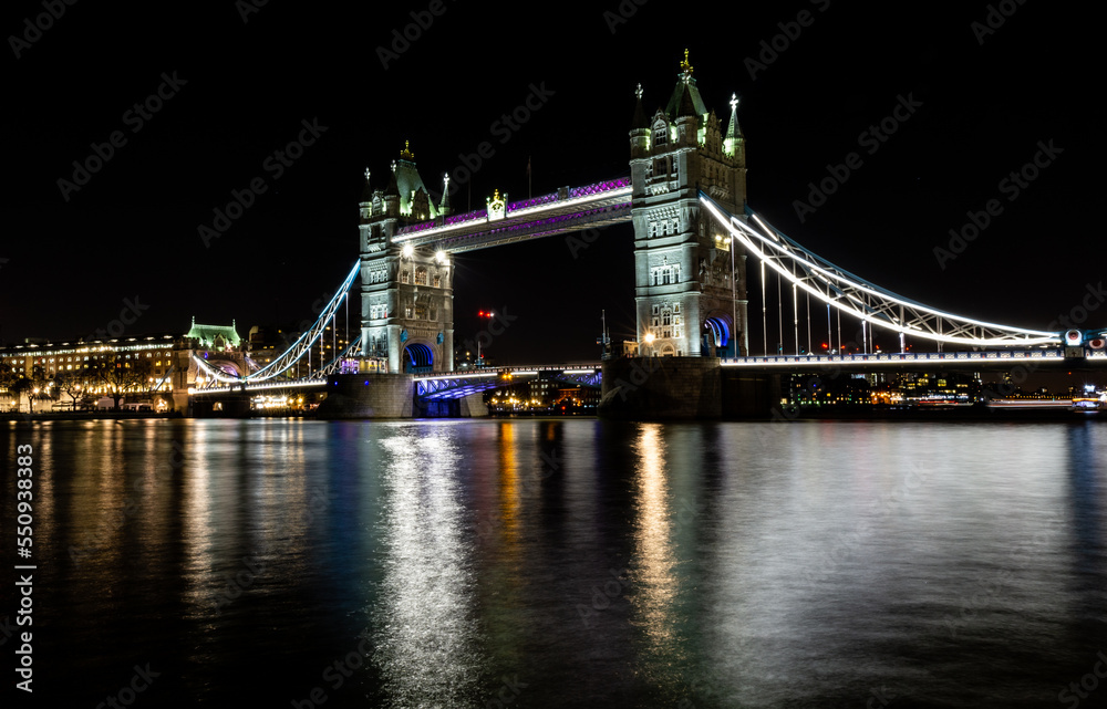 Fototapeta premium A long view of Tower Bridge