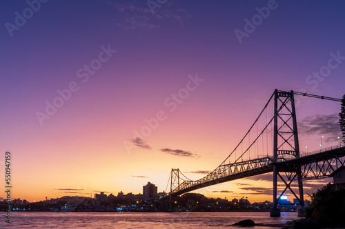  pôr-do-sol purpura na ponte Hercílio luz de Florianopolis Santa Catarina Brasil Florianópolis