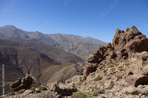 La grande traversée de l’Atlas au Maroc, 18 jours de marche. Les sources d'Ikkis, col d'Arouri, plateau de Tarkeddit. et sources de la Tessaout.