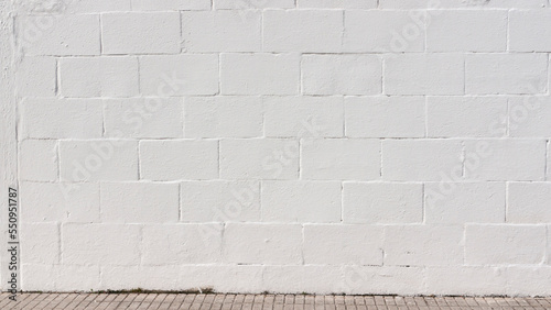 Muro de bloques de hormigón pintado de blanco