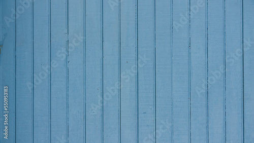 Puerta rústica de madera pintada de azul claro