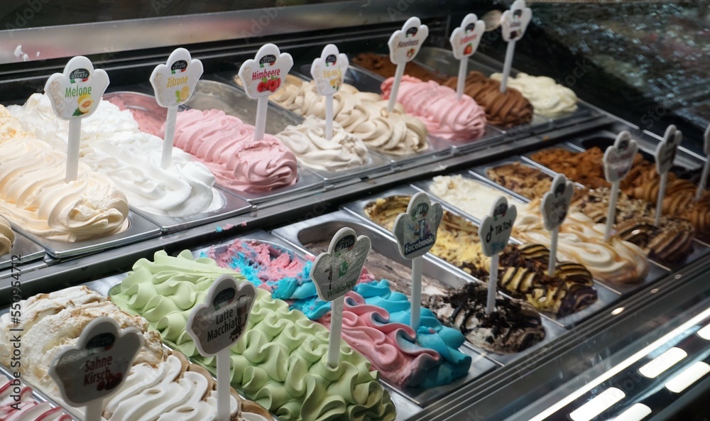 Eisdielentheke mit verschiedenen bunten Eissorten 