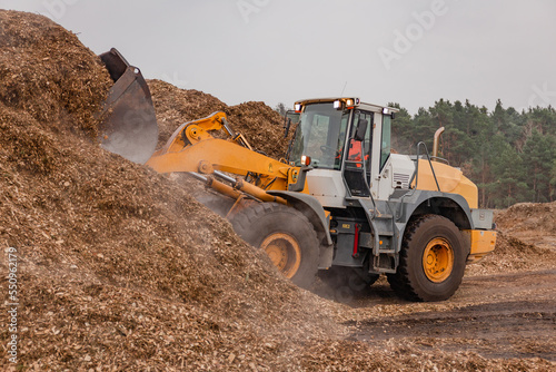 Wheel loader working with biomass