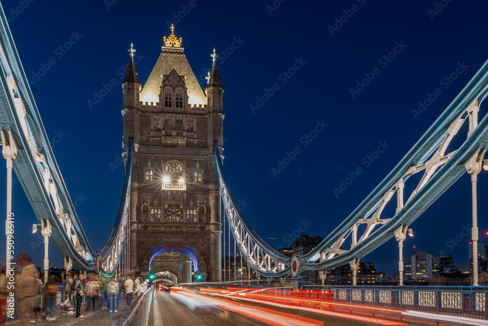 Obraz premium tower bridge at blue houre