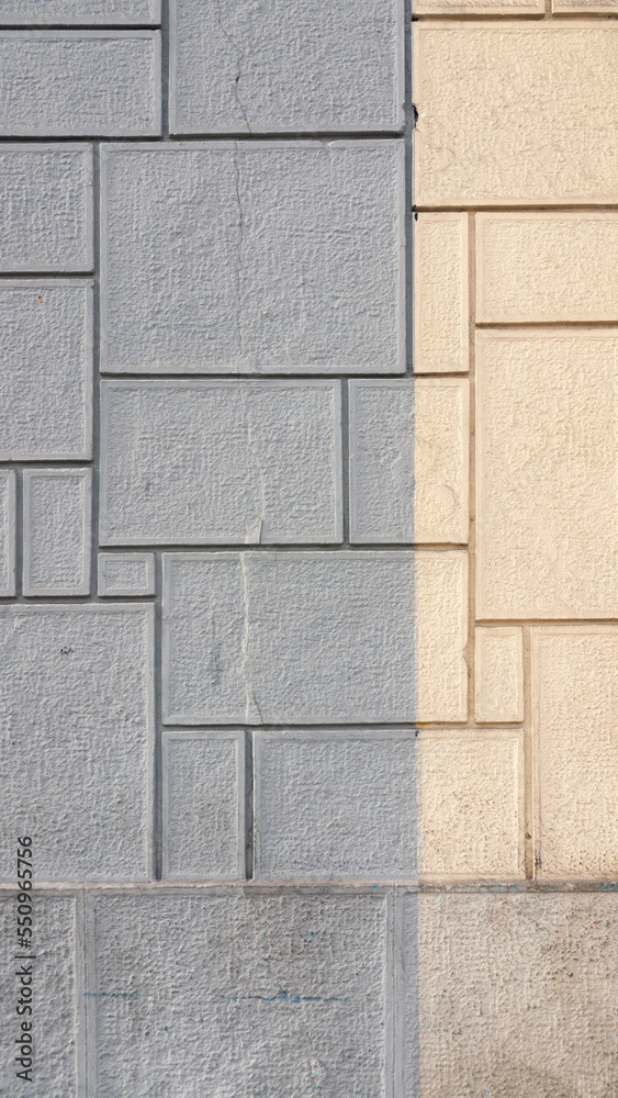 Fototapeta premium Pared mitad amarilla y mitad gris con composición de cuadrados en relieve