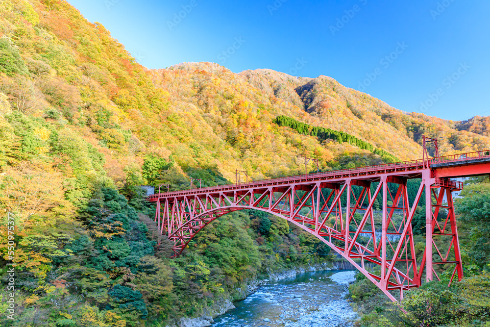 秋の黒部峡谷　新山彦橋　富山県黒部市　Kurobe Gorge in Autumn. Shinyamabiko Bridge. Toyama Prefecture Kurobe city.