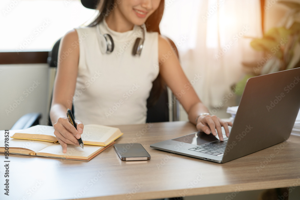 Fototapeta premium Asian business woman Enjoy working at office