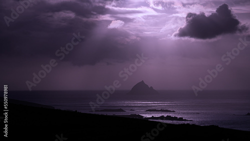 Foto Beam of Light • Amongst the Darkness spread by Höðr, his twin brother Baldr enlightens Little Skellig, young sister of Skellig Michael where some Star Wars' scenes, The  Last Jedi, were filmed