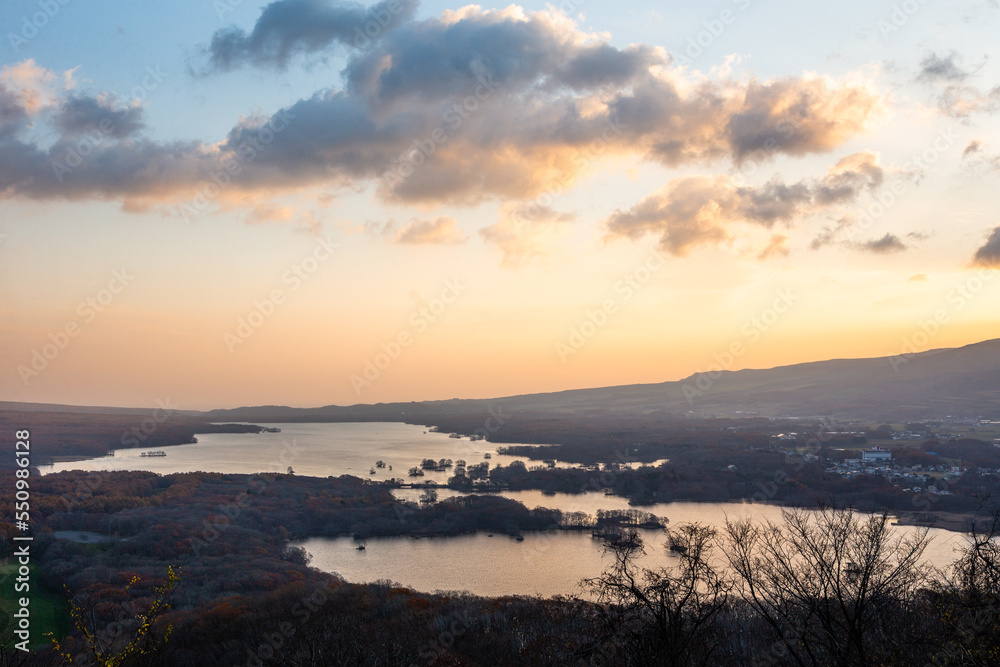 Fototapeta premium 日暮山展望台から見た夜明けの大沼国定公園