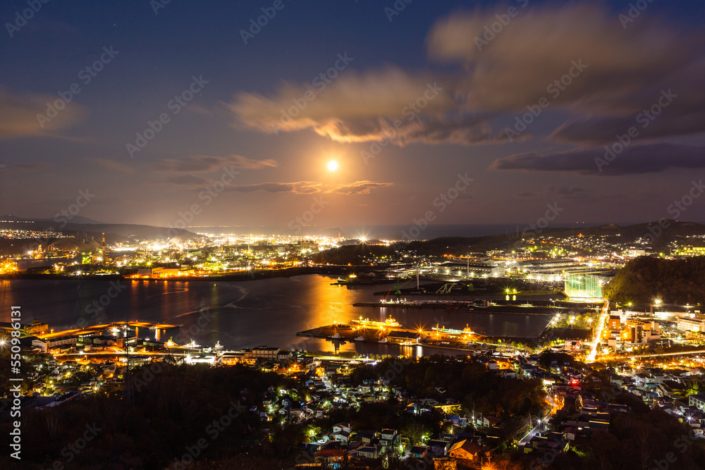 Obraz premium 北海道、測量山展望台から見た室蘭の夜景