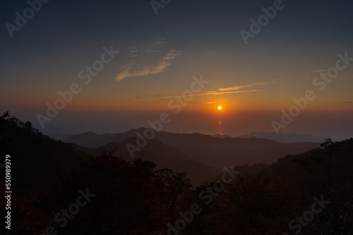 奈良県の大台ケ原・東大台の展望デッキからの日の出の光景