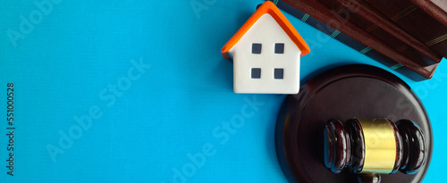 Obraz na plátne Real estate model of house with judge gavel closeup