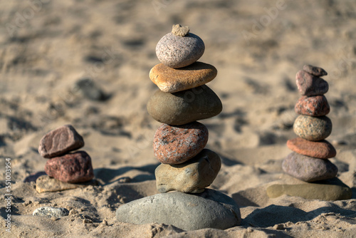 Tableau sur toile View of the pyramid of stones (tour or guriy) on the beach of the Baltic Sea, Cu