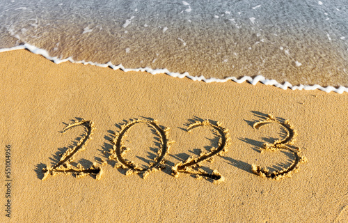 Jahreszahl 2022-2023 in den Sand geschrieben