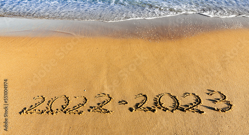 Jahreszahl 2022-2023 in den Sand geschrieben