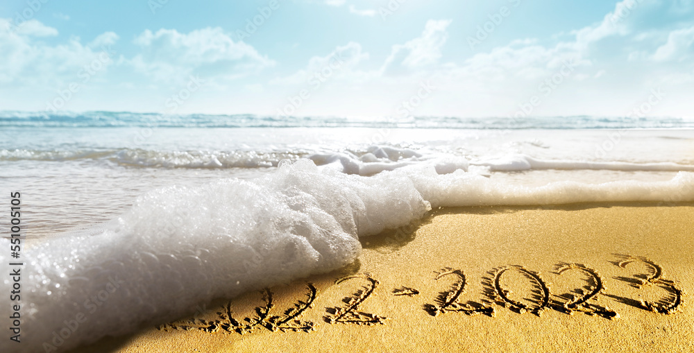 Fototapeta Jahreszahl 2022-2023 in den Sand geschrieben