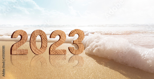 Jahreszahl 2022-2023 aus Holz mit Welle
