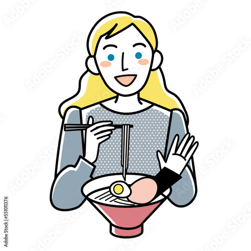 ラーメンを食べる外国人女性の上半身