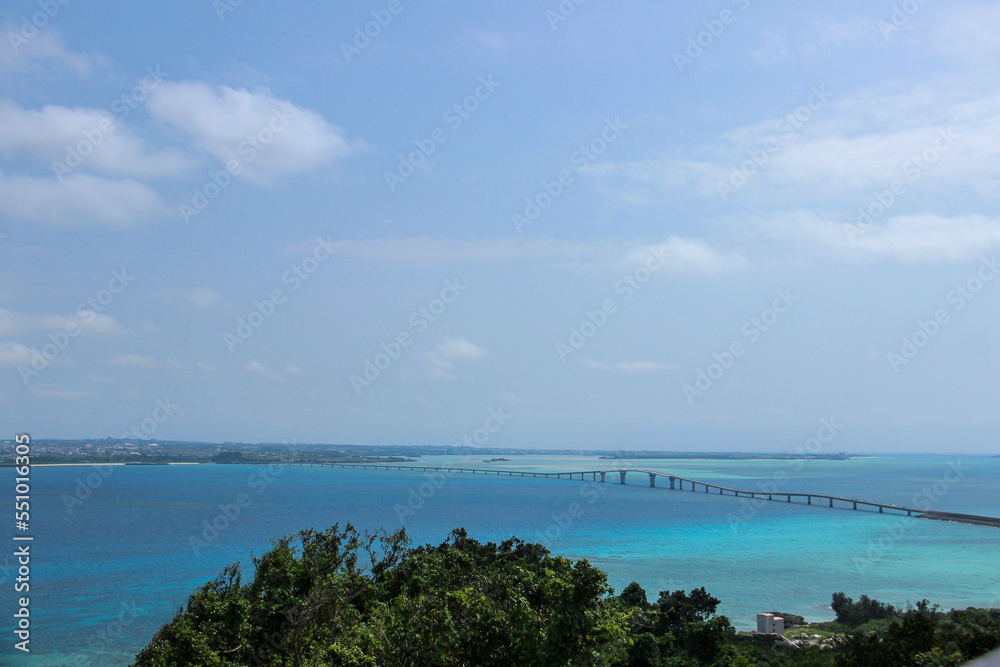 沖縄のきれいな海と長い橋
