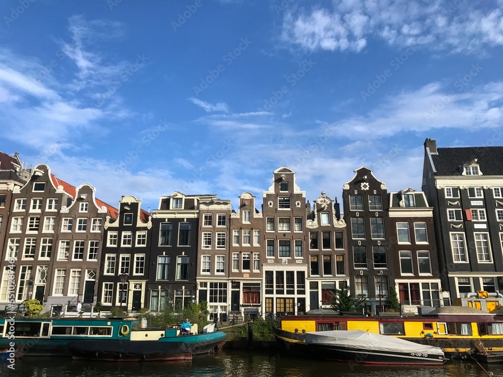 アムステルダムの運河と街並みを眺めながら観光