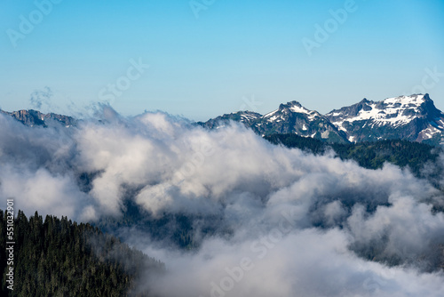 Obraz na płótnie landscape of clouds in the mountains w salonie