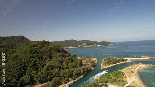 Wallpaper Mural 山陰海岸国立公園　大向水道で日本海に出ていくボート　滑走する　ドローン空撮 Torontodigital.ca