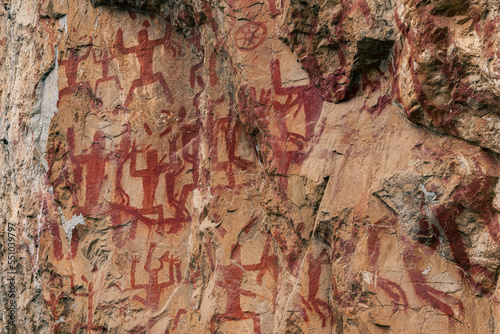 Petroglyphs on the wall of Zuojiang Huashan Rock Art, background image of the ancient paintings