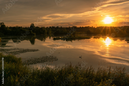 Sonnenuntergang im Vogelschutzgebiet NSG Garstadt bei Heidenfeld im Landkreis Schweinfurt, Unterfranken, Bayern, Deutschland.