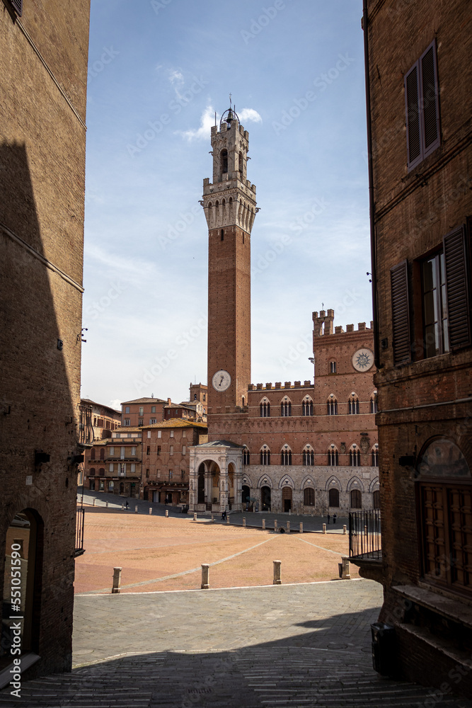 Torre del Mangia e piazza del Campo a Siena