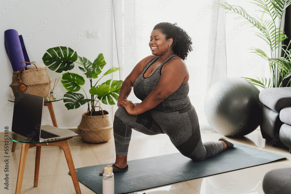 Φωτογραφία Young African woman taking Pilates fitness class with laptop at home - Sport wel