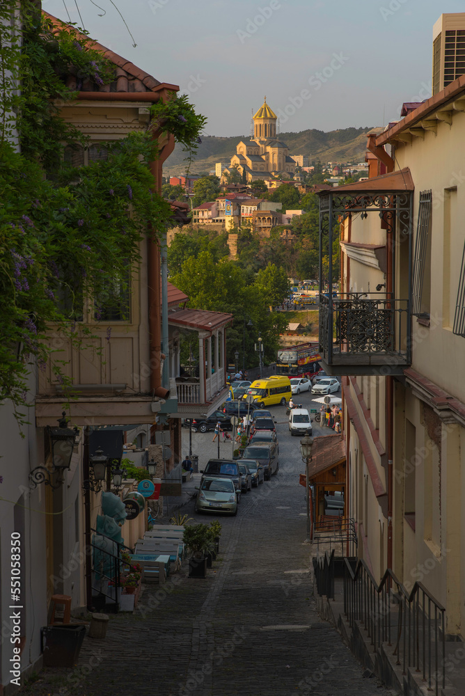 Ulica starego miasta w Tbilisi, a na niej piękne kolorowe domy z drewnianymi balkonami