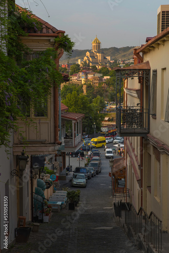 Fototapeta Naklejka Na Ścianę i Meble -  Ulica starego miasta w Tbilisi, a na niej piękne kolorowe domy z drewnianymi balkonami