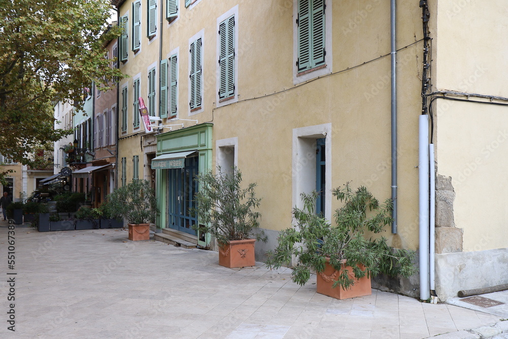 Rue typique, village de Collobrières, département du Var, France