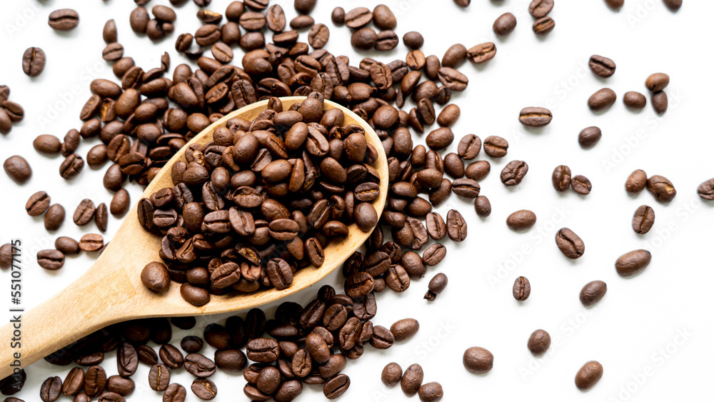 Obraz premium close up coffee beans on wooden table