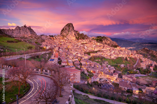 Obraz na płótnie Caltabellotta, Sicily, Italy. Cityscape image if historic town Caltabellotta in Sicily at dramatic sunset. w salonie