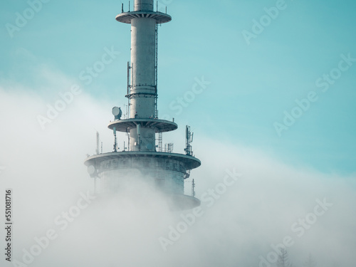 Der Bielefelder Fernsehturm im Nebel mitten im Teutoburger Wald