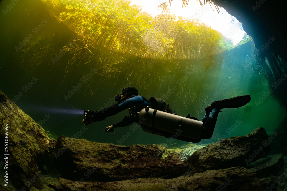 Foto de cave diver instructor leading a group of divers in a mexican