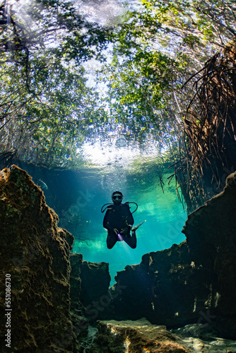Fotografía cave diver instructor leading a group of divers in a mexican cenote underwater