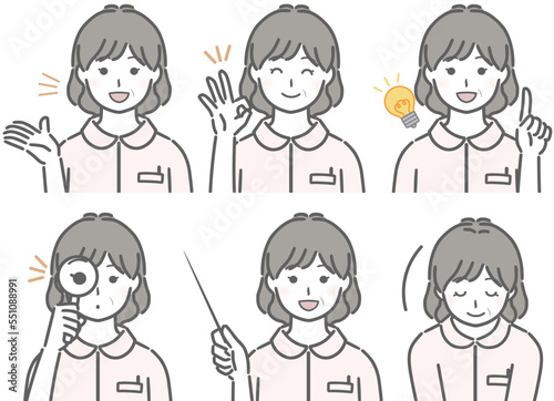 解説する中年女性看護師
