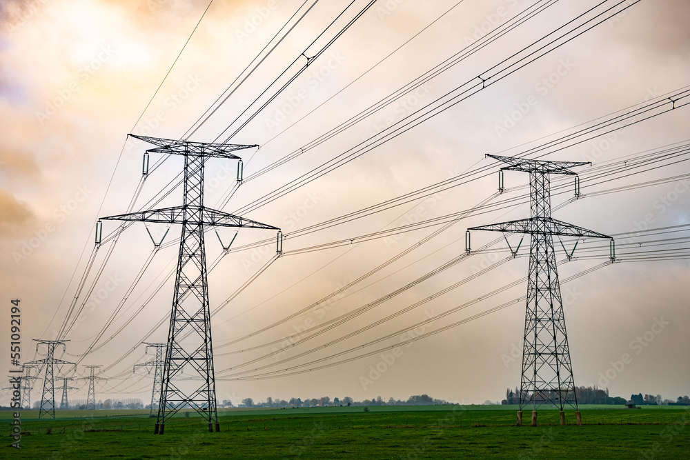 © S. Leitenberger - Pylones de ligne à très haute tension en provenance de la centrale nucléaire de Paluel en  Seine-maritime © S. Leitenberger - Pylones de ligne à très haute tension en provenance de la centrale nucléaire de Paluel en  Seine-maritime