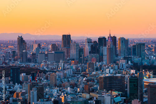 新宿副都心の街並み俯瞰_夕暮れの都市風景_東京都