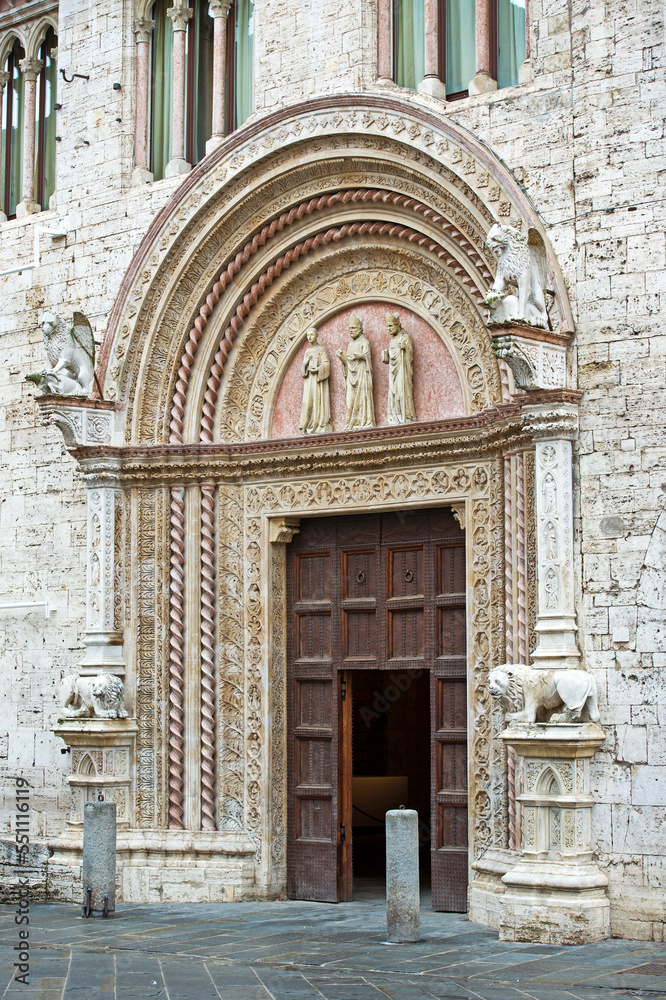 Perugia. Portale delle Arti di Palazzo dei Priori. Sculture dei tre ...