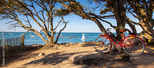 Vieux vélo rouge sur le littoral Vendée, île de Noirmoutier en France. photo