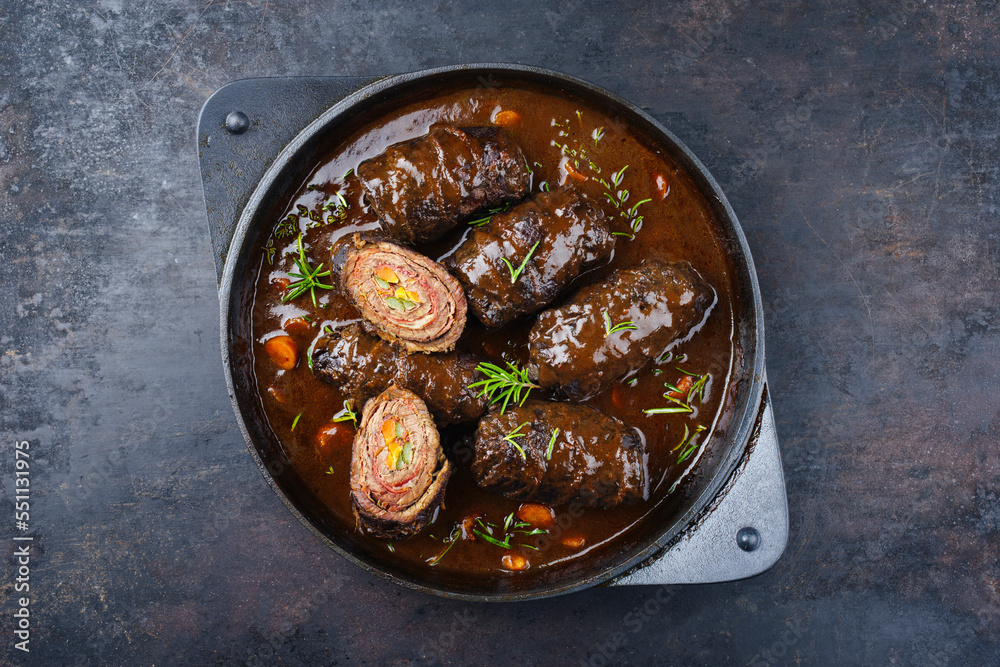 Poster Traditionelle slow cooked deutsche Wagyu Rinderrouladen mit ... Poster Traditionelle slow cooked deutsche Wagyu Rinderrouladen mit ...