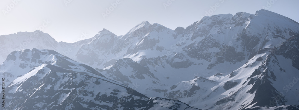 Massif enneigé des Pyrénées