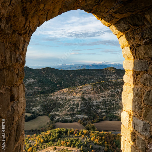 Vista del Pirineo desde la torre de vigía de Viacamp en la provincia de Huesca, Aragón, España.