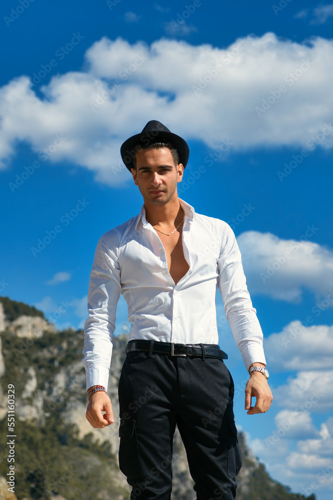 Naklejka premium Handsome man in white shirt and hat outdoor
