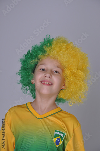 copa do mundo brasil menina comemorando assistindo jogo de futebol pela tv 
