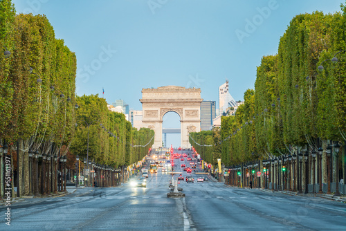 The Arc de Triomphe seen across des Champs-Élysées avenue in Paris, Francja